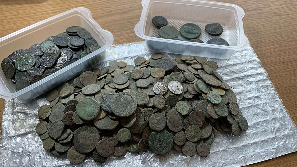未洗浄のローマコイン（手前）とクリーニング後のローマコイン（奥）