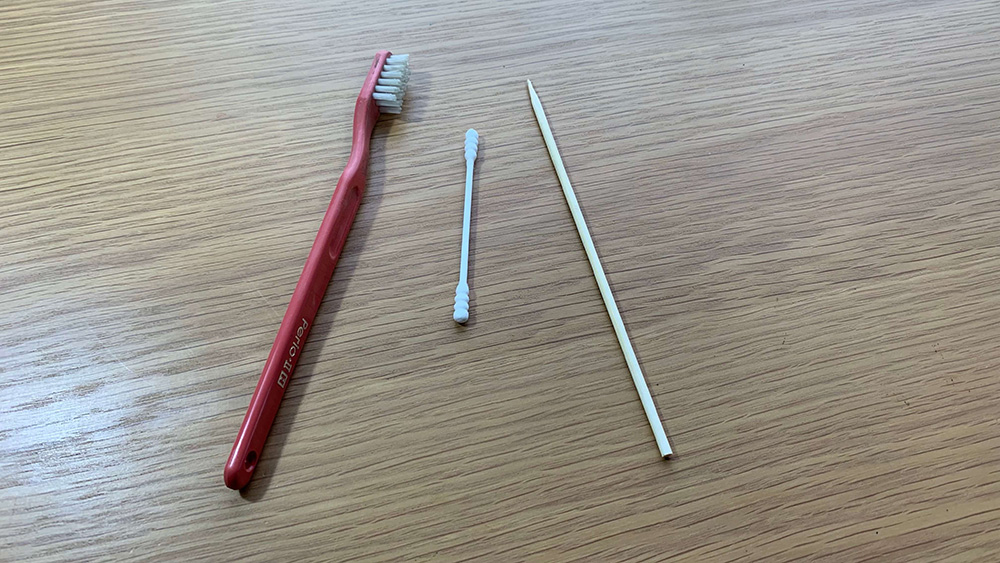 ローマコインクリーニングに使う歯ブラシ、綿棒、竹串