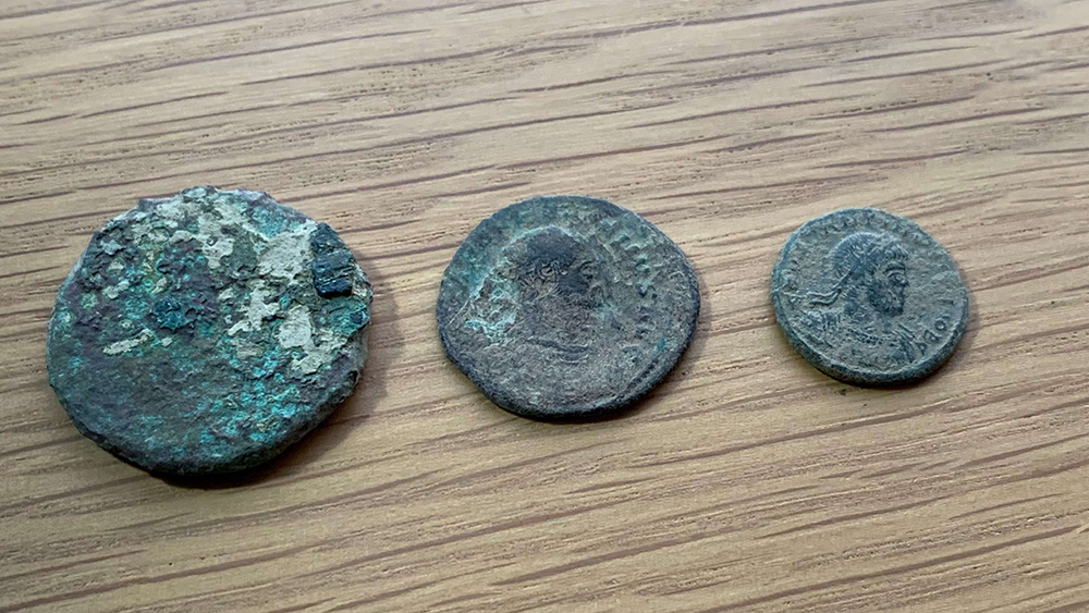 左から汚れの激しいもの、うっすら図案が見えているもの、ほぼ図案が見えているもの