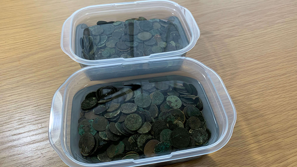 蒸留水に浸したローマコイン