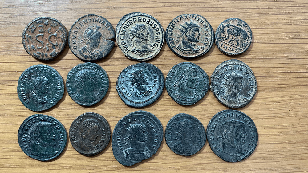 パティーナを残してクリーニングが完了したローマコイン